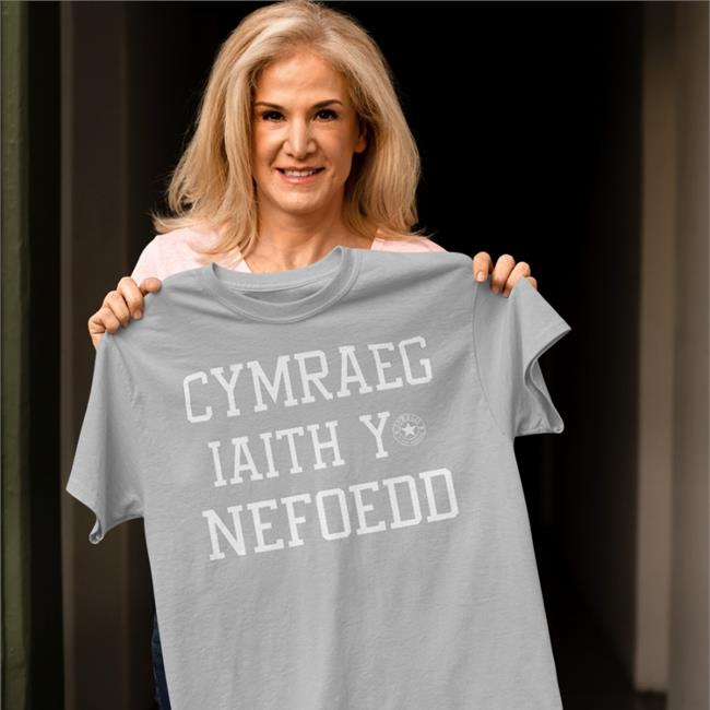 Carol Vorderman Cymraeg Iaith Y Nefoedd Cowbois 1962 Shirt Owain Wyn Evans Lorraine Carol Vorderman Cymraeg Iaith Y Nefoedd Cowbois 1962 Hooded Sweatshirt Owain Wyn Evans Lorraine